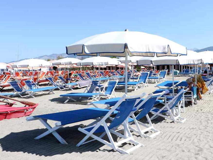 Carnevale e maschere anche d’estate Al bagno Beppe la festa è di casa 