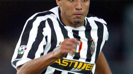 Trezeguet ubriaco in auto offende gli agenti «Poveracci»