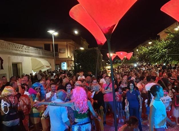 Cocomero e musica in tanti per la festa nel centro cittadino