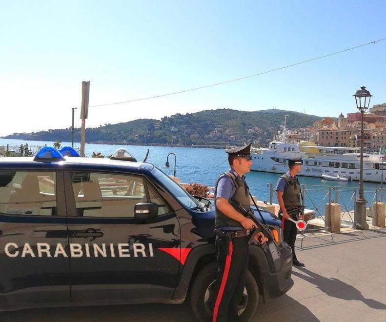 Blitz dentro al bar per arrestare lo spacciatore in fuga 