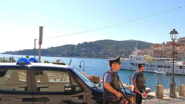 Blitz dentro al bar per arrestare lo spacciatore in fuga