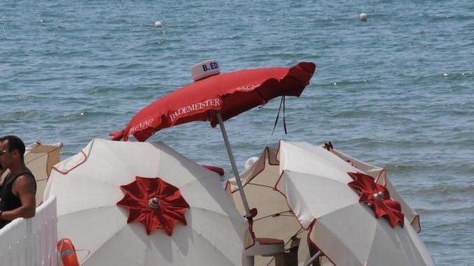 Fa il bagno in mare, si sente male e muore