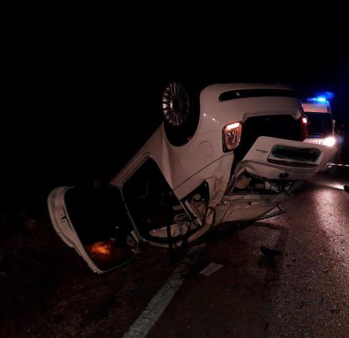 Soccorritori fermi sulla strada Auto rischia di travolgerli 