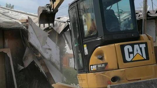 Blitz contro i camper dei rom Sputi e minacce alla Municipale