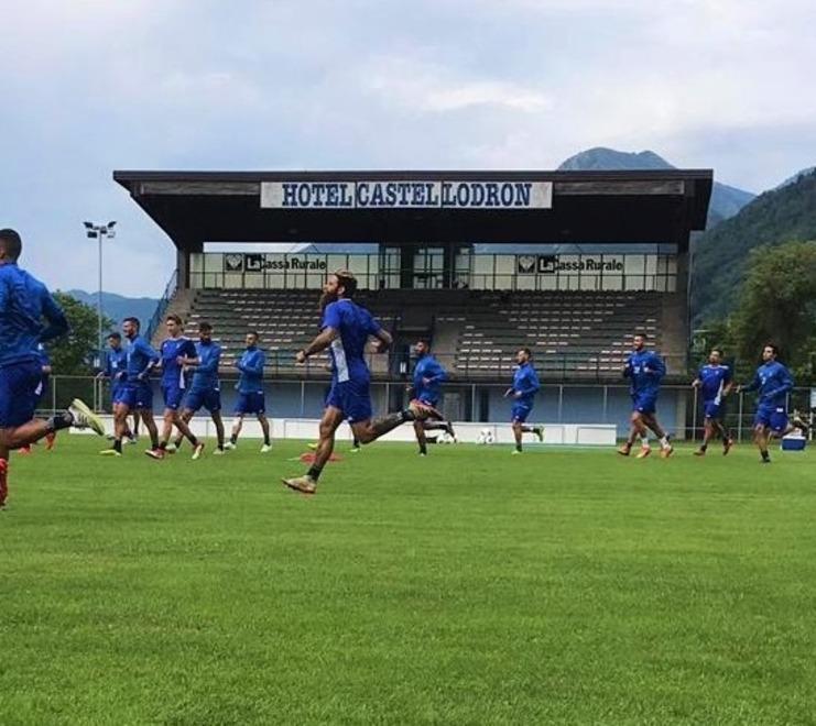 Primo allenamento dei nerazzurri allo stadio Grilli nello scenario di Storo