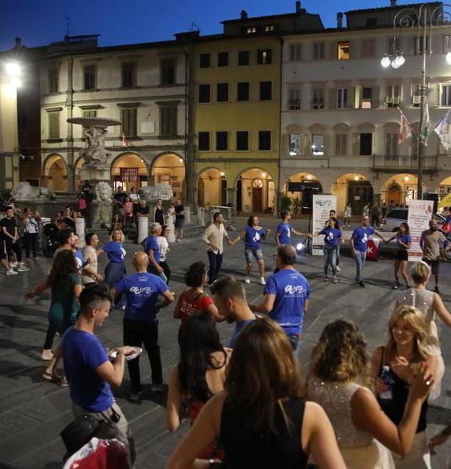 Il centro s’accende con la Noche Cubana