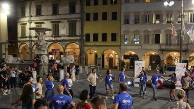 Il centro s’accende con la Noche Cubana