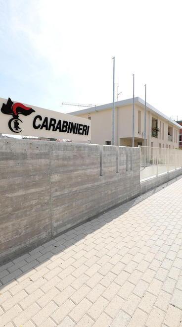 Finge l’incidente d’auto ma l’anziano lo incastra 