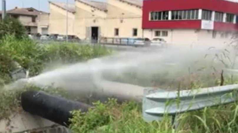 Si rompe il tubo dell’acqua