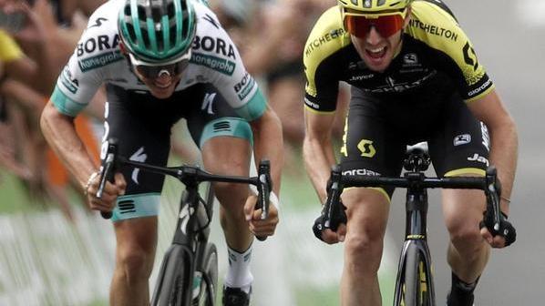 La prima sui Pirenei è noia Yates vince in volata Alaphilippe rimane in giallo