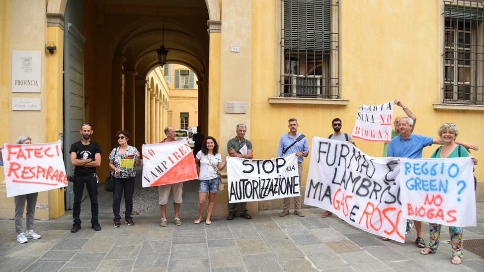 Cento trattori in centro contro il biogas