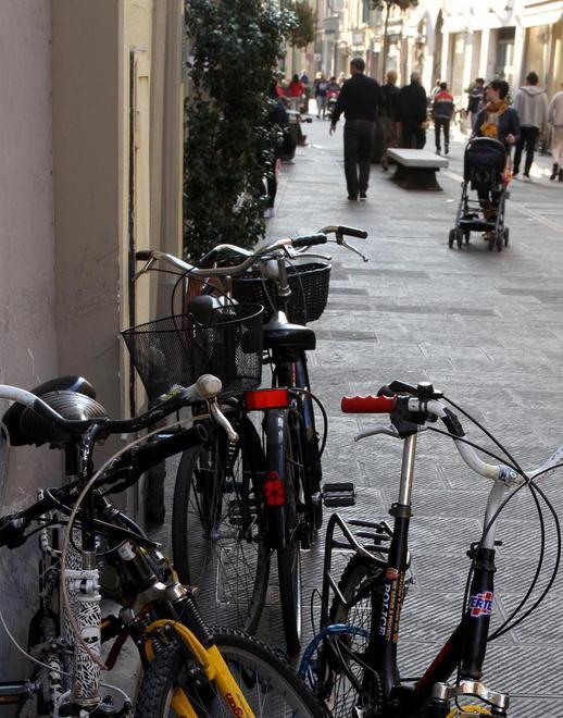 Multa e rimozione per le bici in sosta nell’area pedonale 