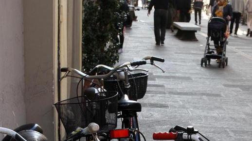 Multa e rimozione per le bici in sosta nell’area pedonale