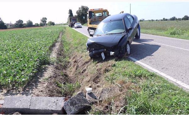 Auto sbanda e si schianta contro un muretto: un ferito