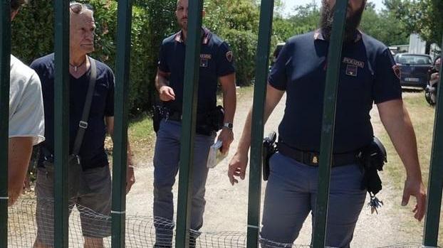 Paolo Carboni con i due poliziotti