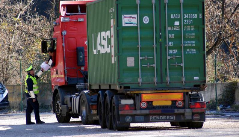 Controlli a tappeto su tir e camion esteri: 15 maxi multe elevate in una sola giornata 
