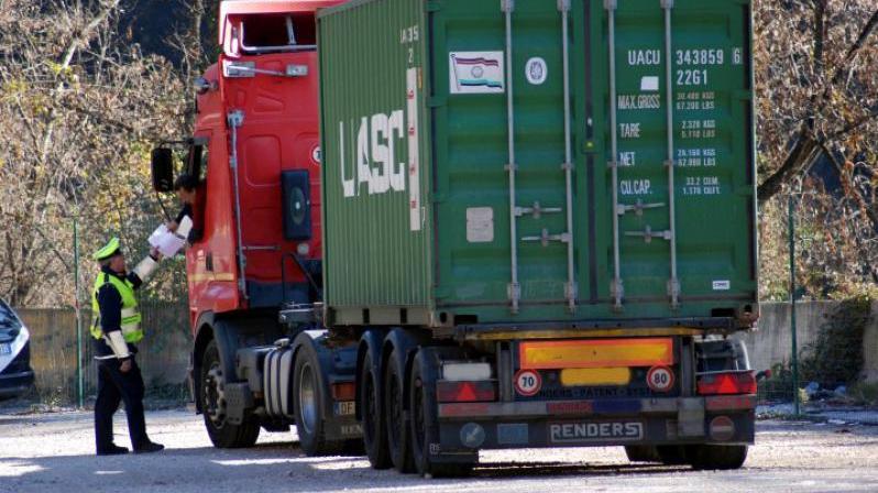 Controlli a tappeto su tir e camion esteri: 15 maxi multe elevate in una sola giornata