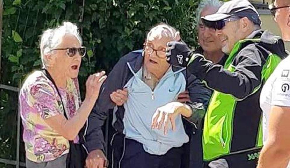 Zocca. Lui ne ha 105, lei 95: sono fan sotto casa di Vasco 