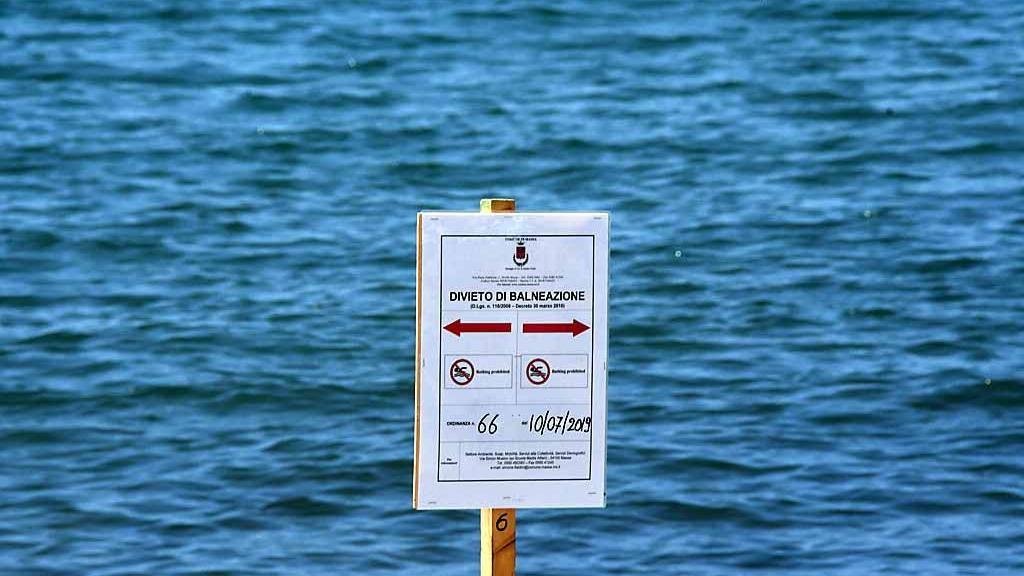 Un divieto di balneazione