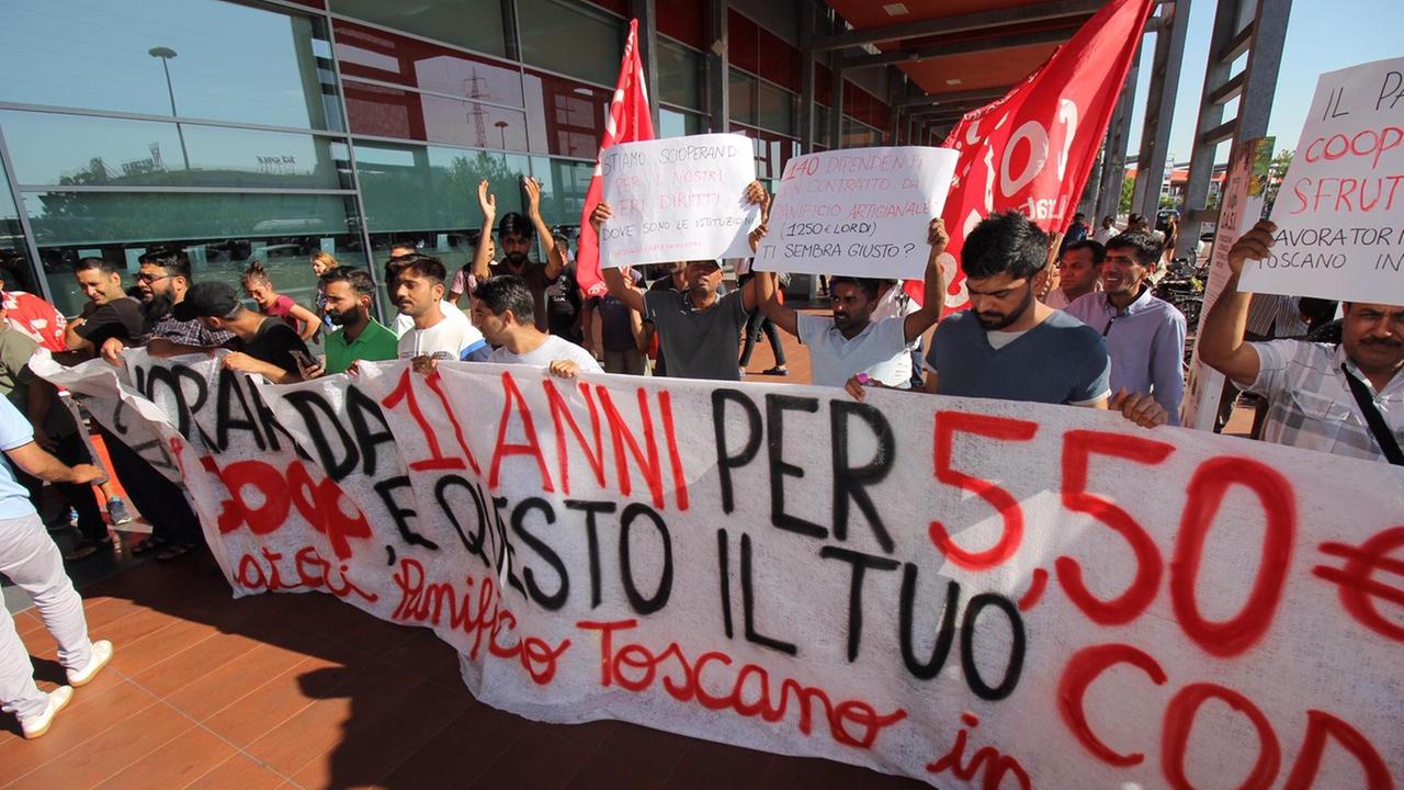 La protesta davanti alla Coop del Parco Prato (foto Batavia)