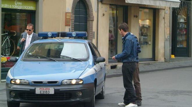 Prende a sassate la vetrina della pizzeria perché il proprietario vuole i soldi prima