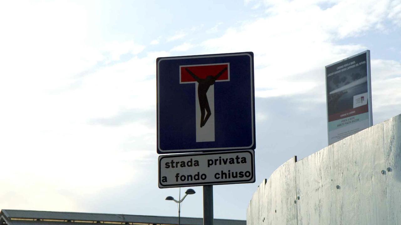 L’artista dei cartelli stradali re a Livorno per una notte