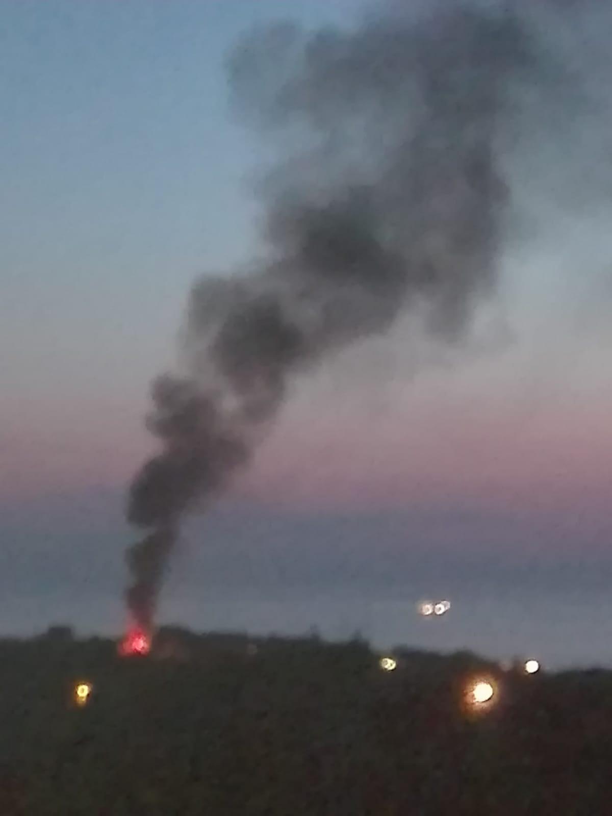 La colonna di fumo fotografata da una lettrice del Tirreno