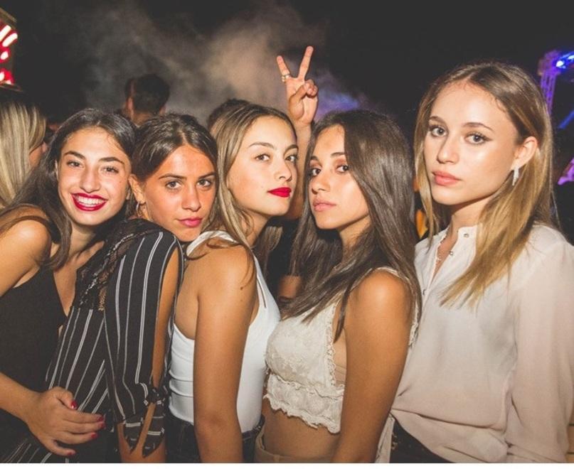 Ci si diverte con “Particle” al Beach Club