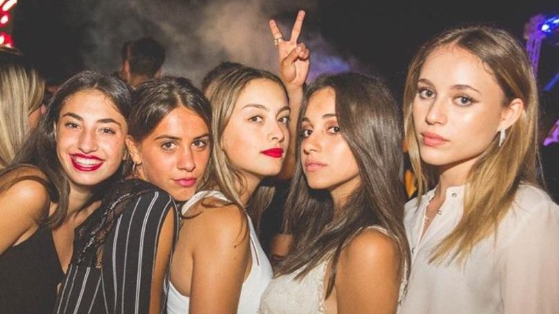 Ci si diverte con “Particle” al Beach Club