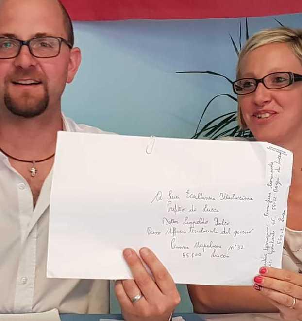 Al prefetto le 642 firme per il Comune aperto il sabato