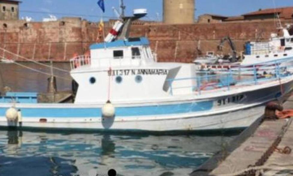 Affonda all’alba peschereccio di Viareggio Salvati in extremis padre e figlio a bordo 