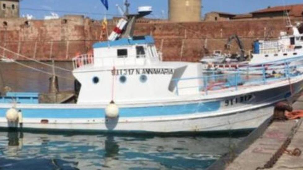 Affonda all’alba peschereccio di Viareggio Salvati in extremis padre e figlio a bordo