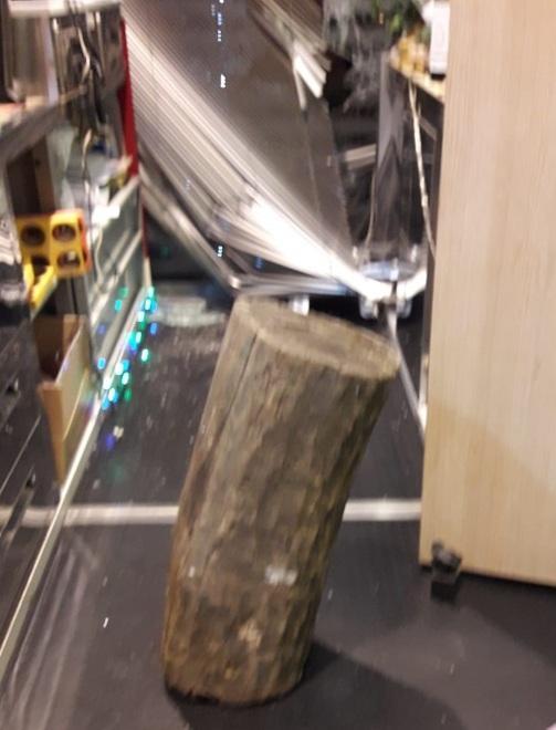 Spacca la vetrata del bar col tronco di un albero «Danni per 2mila euro»