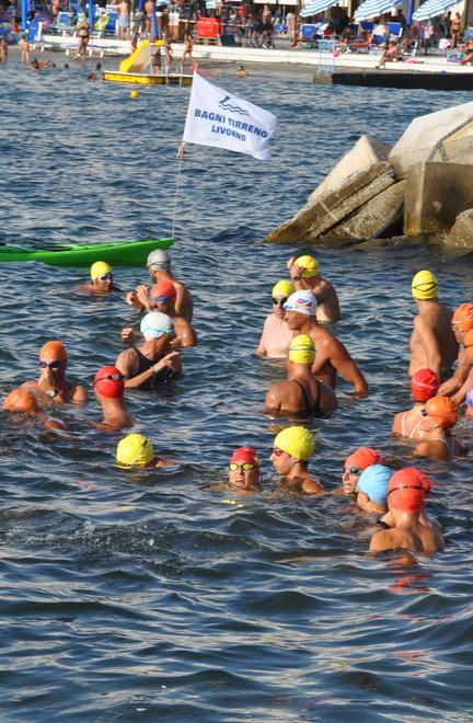 Il fascino del nuoto nelle acque libere: spettacolo ai Tirreno nel “Miglio Marino” 