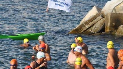 Il fascino del nuoto nelle acque libere: spettacolo ai Tirreno nel “Miglio Marino”