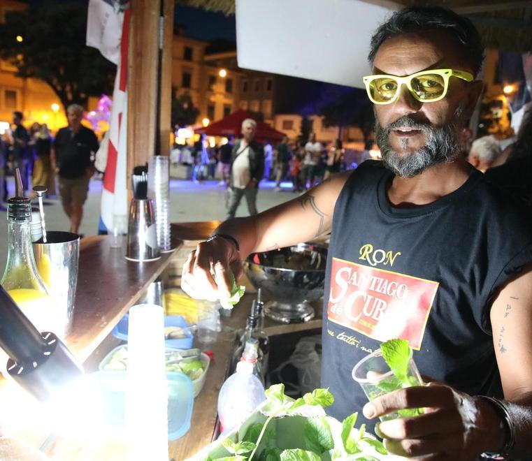 La “Noche Cubana” infiamma il centro e fa contenti i negozianti 