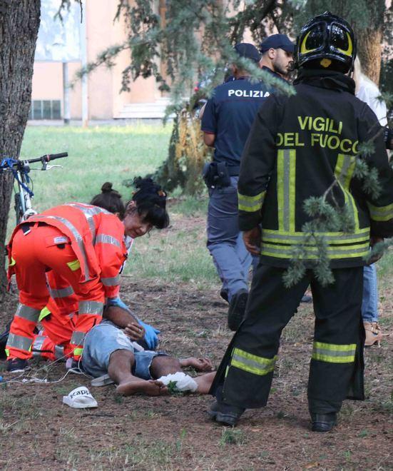 Minaccia di darsi fuoco poi cade dall’albero 