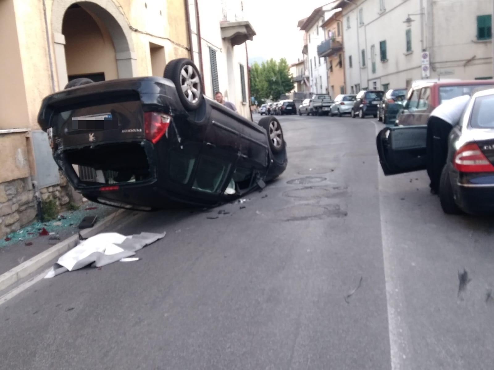 L'auto che si è ribaltata a Vaiano