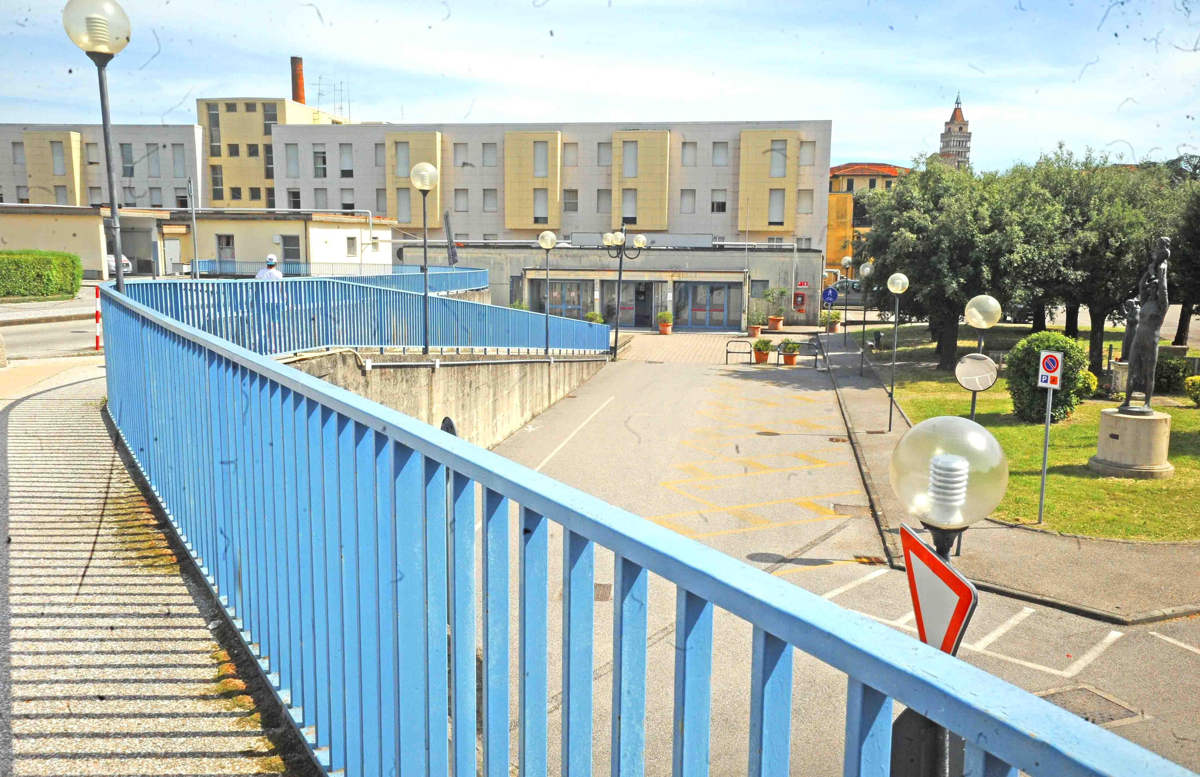 L'ingresso dell'ex ospedale del Ceppo. In primo piano il padiglione Nuove Degenze