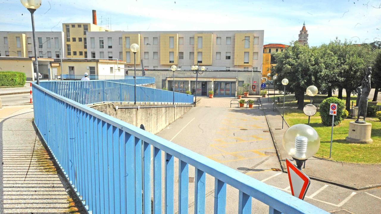 L'ingresso dell'ex ospedale del Ceppo. In primo piano il padiglione Nuove Degenze