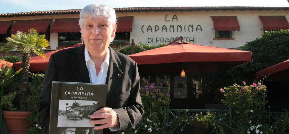 Gherardo Guidi posa davanti alla Capannina con il libro dedicato al locale (foto Ciurca)