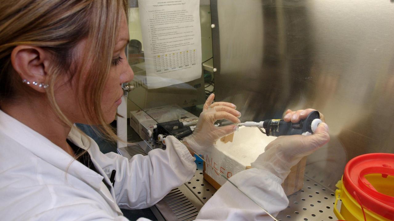 Una ricercatrice al lavoro (foto d'archivio)