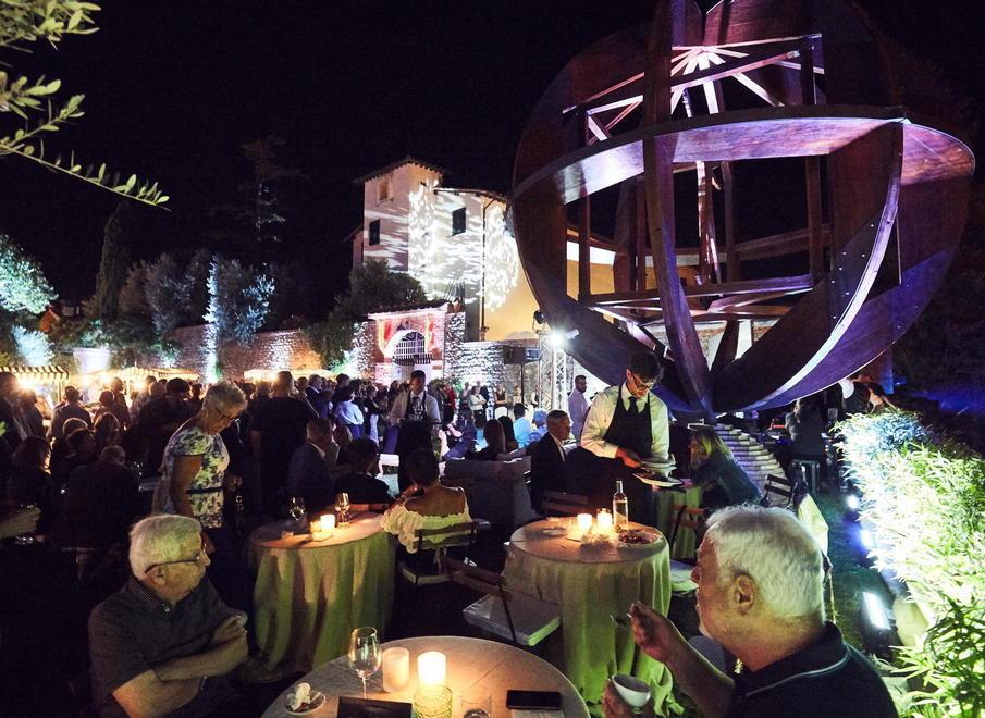 Una immagine della cena nel borgo di Vinci per celebrare Pellemoda