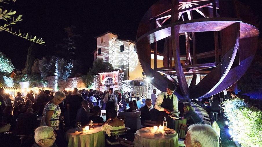 Una immagine della cena nel borgo di Vinci per celebrare Pellemoda
