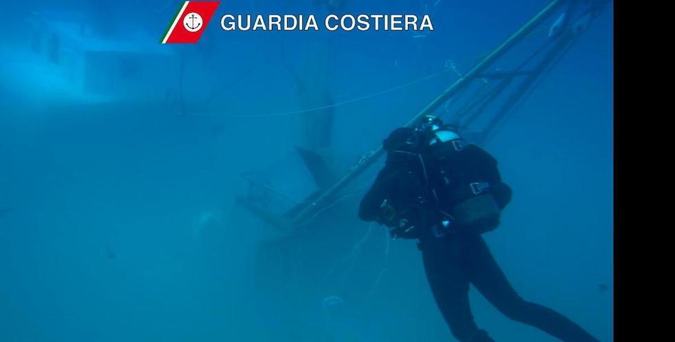 Salvati dal peschereccio che affonda. «Mio padre non voleva lasciarlo, l’ho buttato in acqua io» 