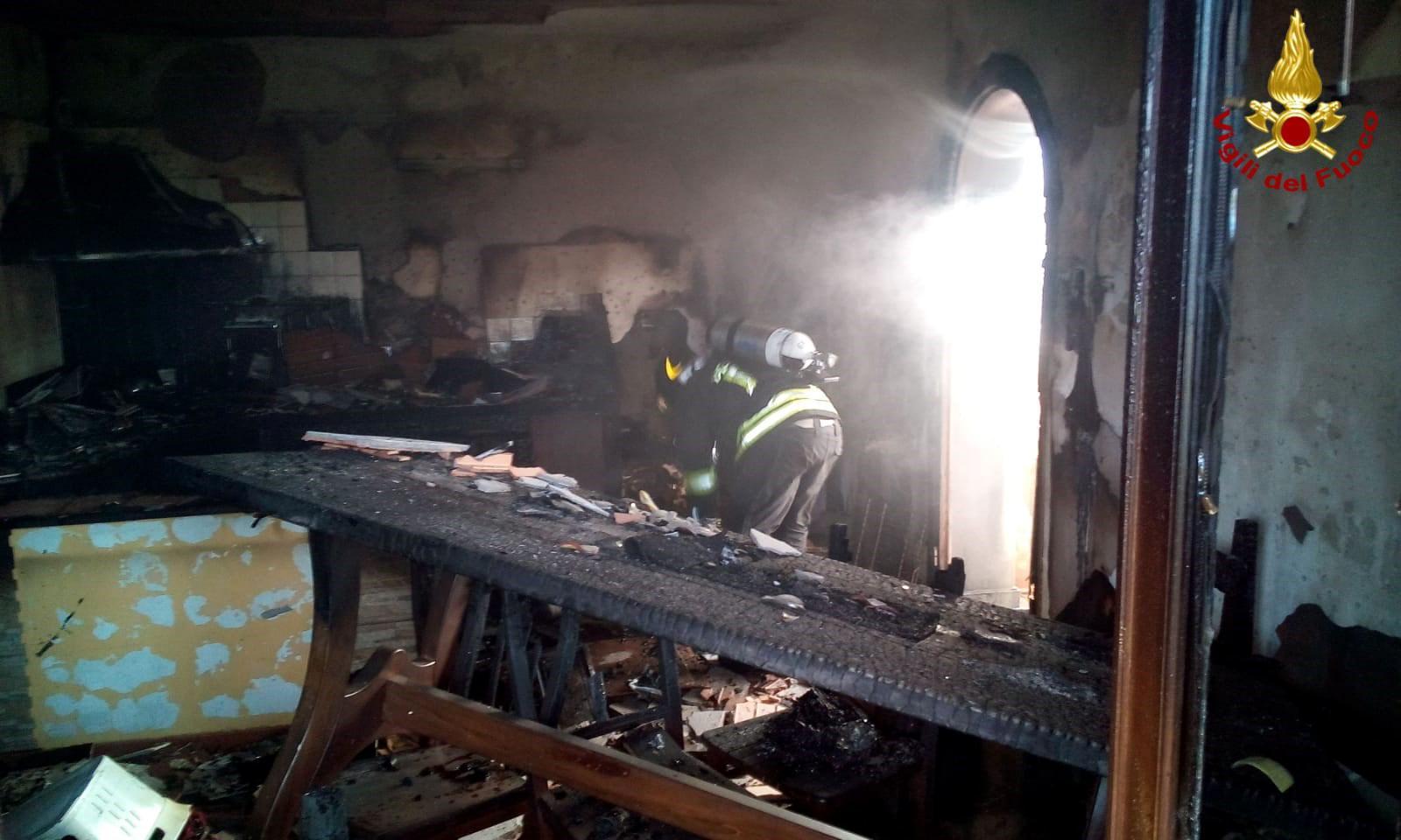 Si lancia dalla finestra per salvare la famiglia prigioniera dell'incendio