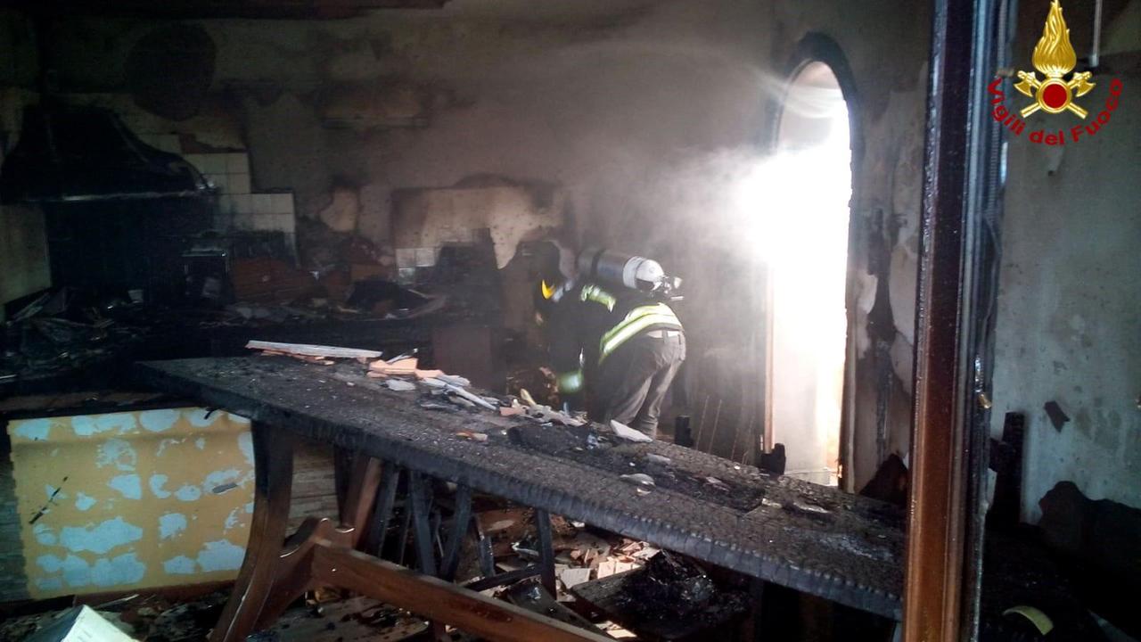 Si lancia dalla finestra per salvare la famiglia prigioniera dell'incendio