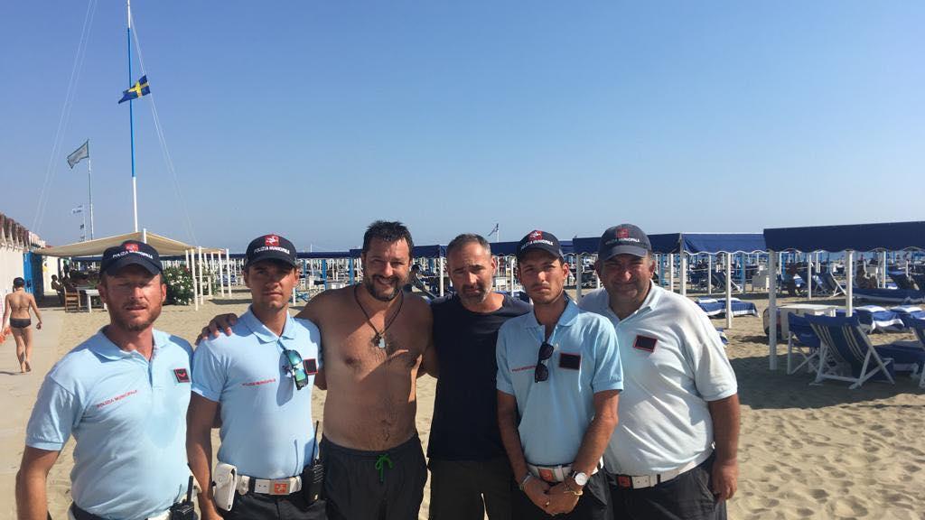 Il ministro Salvini a Forte dei Marmi con la polizia municipale