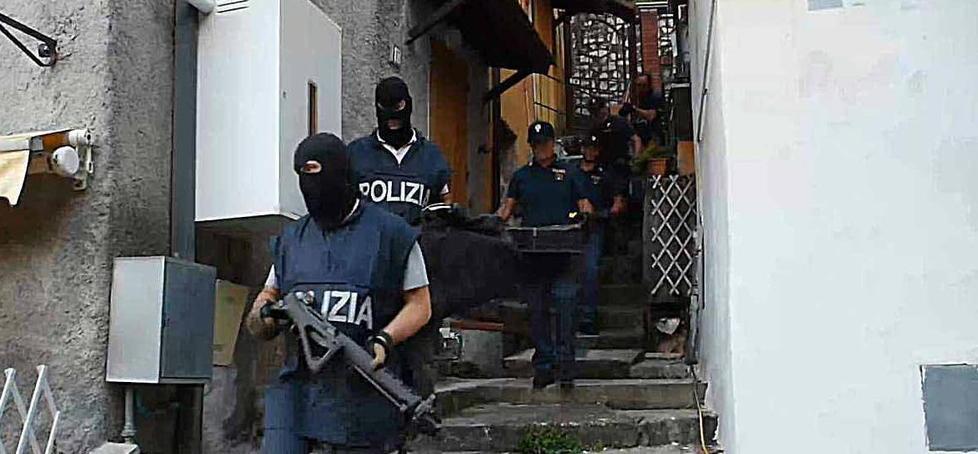 Ad Antona scoperto l’arsenale del fascista Anche bombe a mano nella casa di famiglia 