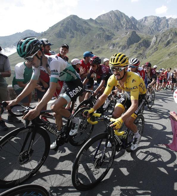 Vince Pinot e Alaphilippe vola, trionfo francese sul Tourmalet 